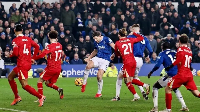Everton đấu với Liverpool 02